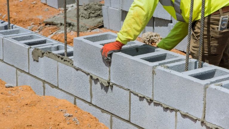 Obrero colocando ladrillos en la construcción